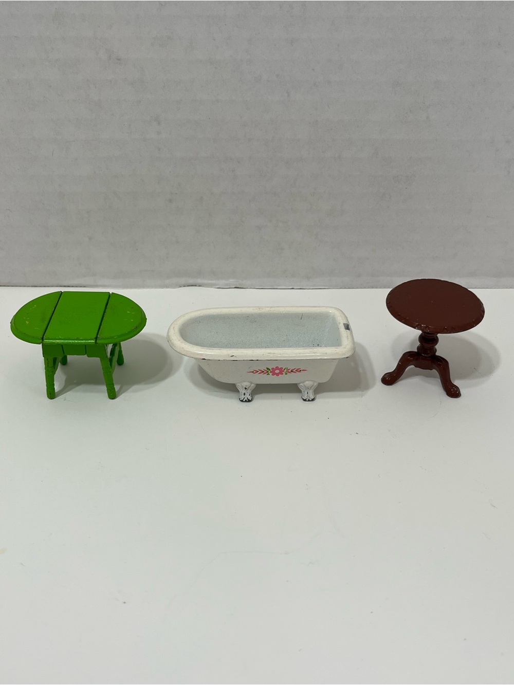 VINTAGE the Littles die cast doll house furniture table and bathtub Mattel 1980